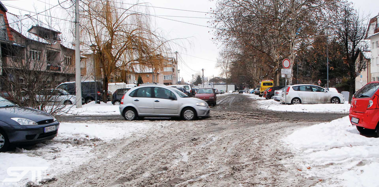 <p>Letnje gume ne treba koristiti zimi, baš kao ni zimske leti i to je dobar savet koji vozačima godinama ponavljamo, jer se guma, kao i mnogi drugi materijali, stvrdnjava kada tempera