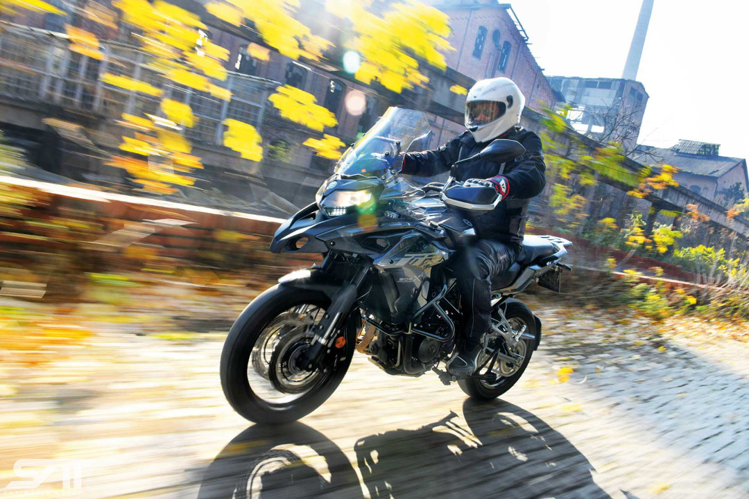 <p><strong>Šta pruža beneli "TRK 502 X", motocikl koji ima dimenzije i izgled maksi-endura,motor mu je dvostruko manji nego kod spomenute kategorije, ali je i cena dva-tri puta niža?</
